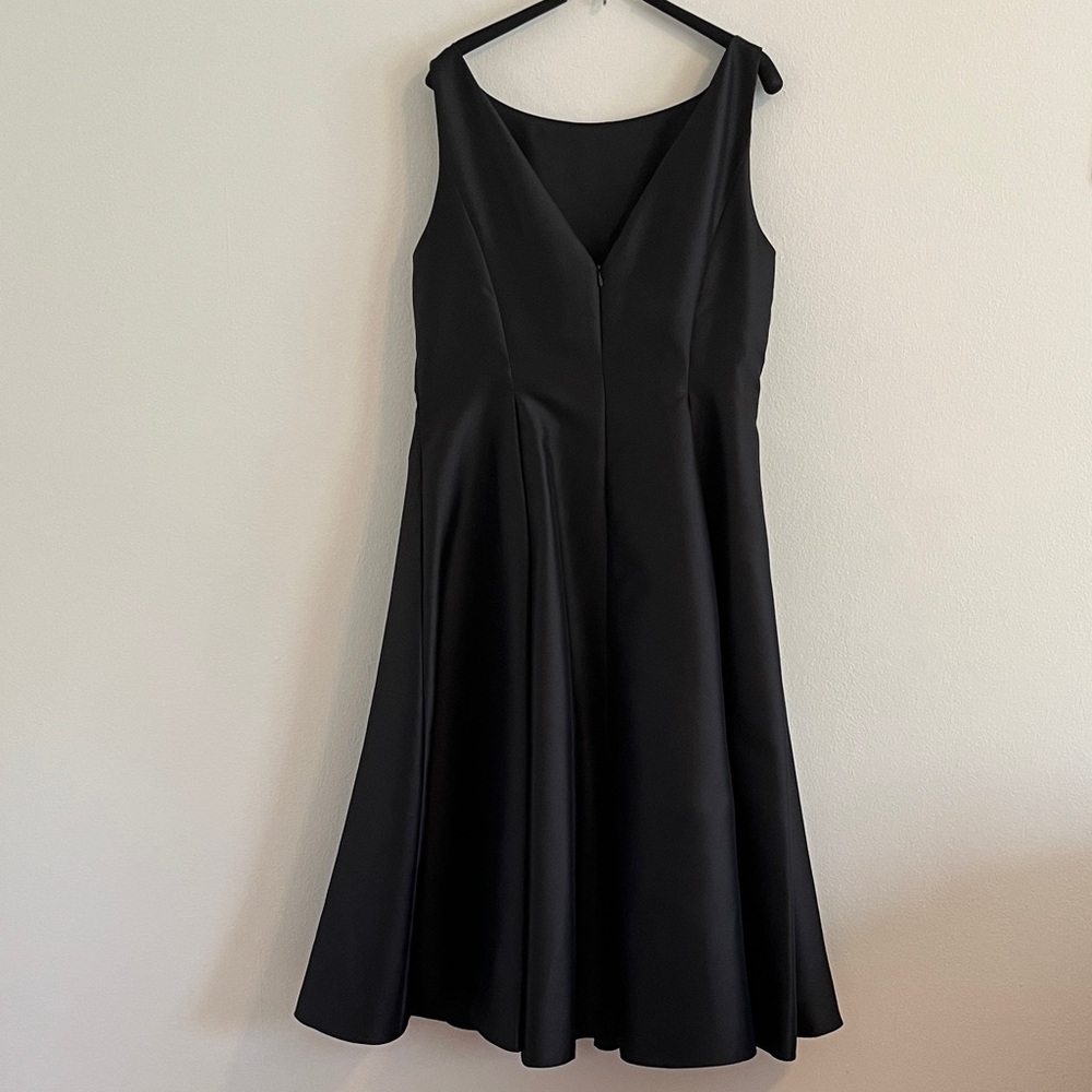 Elegant Black Sleeveless Dress - Picture 5 of 5